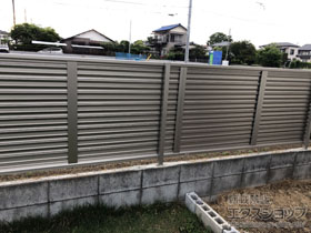 のフェンス・柵 ミエーネフェンス 目隠しルーバータイプ 自由柱施工 施工例