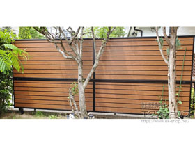 のフェンス・柵 モクアルフェンス 目隠しタイプ 2段支柱 自立建て用 施工例