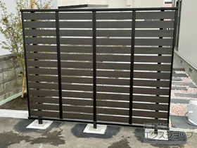 YKKAPのフェンス・柵・塀 ルシアスフェンスF04型 横板 木目カラー 自由柱施工 施工例