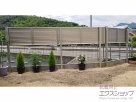 のフェンス・柵 シンプレオフェンス13型 目隠しルーバー 上段のみ設置 自立建て用 施工例
