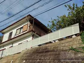 LIXIL(リクシル)のフェンス・柵・塀 フェンスAB YS2型 横スリット2 アルミカラー フリーポールタイプ 施工例