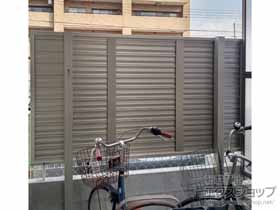 のフェンス・柵 シンプレオフェンス13F型 ルーバー 自立建て用2段支柱(パネル1段) 施工例