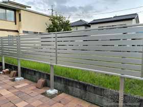 のフェンス・柵 シンプレオフェンスSY1F型 横スリット 上段のみ設置 自立建て用 施工例