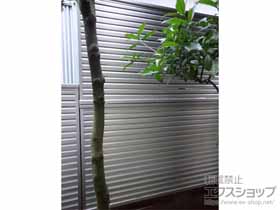 のフェンス・柵 シンプレオフェンス13F型 目隠しルーバー 上段のみ設置 自立建て用 施工例