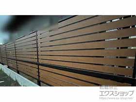 のフェンス・柵 モクアルフェンス 横板タイプ 2段支柱 自立建て用 施工例