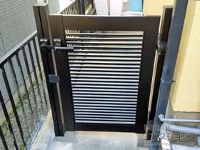 YKKAPの門扉 シンプレオ門扉1型 横格子 片開き 門柱使用 施工例