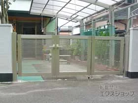 YKKAPの門扉 シンプレオ門扉1型 横格子 3枚折戸セット 門柱使用(100角) 施工例
