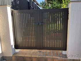 の門扉 シンプレオ門扉4型 縦太格子 両開き 門柱使用 施工例