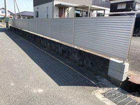 のフェンス・柵 ミエーネフェンス 目隠しルーバータイプ 自由柱施工 施工例