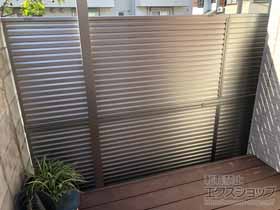のフェンス・柵 ミエーネフェンス 目隠しルーバータイプ 2段支柱 自立建て用（パネル2段） 施工例
