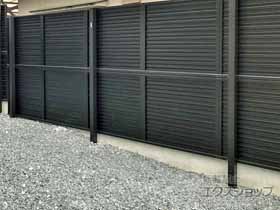 のフェンス・柵 ミエーネフェンス 目隠しルーバータイプ 2段支柱 自立建て用（パネル2段） 施工例