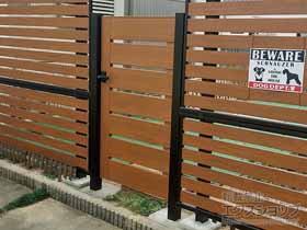 の門扉 ルシアス門扉W03型 横スリット 片開き 木調カラー 門柱使用 施工例