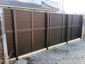 のフェンス・柵 ミエーネフェンス 目隠しルーバータイプ 2段支柱 自立建て用 施工例