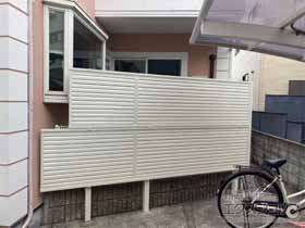 のフェンス・柵 ミエーネフェンス 目隠しルーバータイプ 2段支柱 自立建て用 施工例