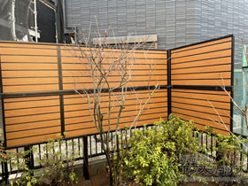 のフェンス・柵 モクアルフェンス 目隠しタイプ 2段支柱 自立建て用 施工例