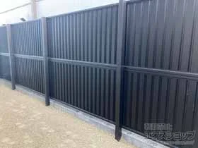 YKKAPのフェンス ルシアスフェンスF01型 たて目隠し 木調カラー 2段支柱 自立建て用 施工例