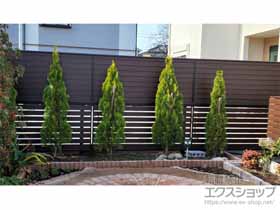 のフェンス・柵 モクアルフェンス 目隠しタイプ+横板タイプ 2段支柱 自立建て用 施工例