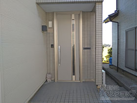 の玄関ドア リシェント玄関ドア3 断熱K4仕様 片開き仕様(ランマ無)外観右吊元 M78型 ※タッチキー仕様(リモコンタイプ) 施工例