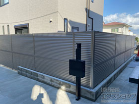 のフェンス・柵 ミエーネフェンス 目隠しルーバータイプ 2段支柱 自立建て用 施工例