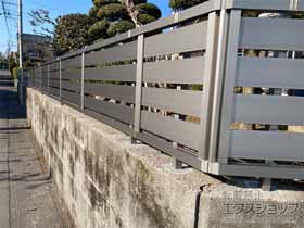 のフェンス・柵 モクハイフェンス アルミ色タイプ　フリーポールタイプ 施工例