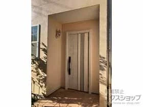 LIXIL リクシル(トステム)の玄関ドア リシェント玄関ドア3 断熱K4仕様 片開き仕様(ランマ無)外観右吊元 M83型 ※FamiLock仕様 施工例