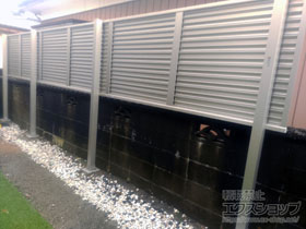 のフェンス・柵 ミエーネフェンス 目隠しルーバータイプ 2段支柱 自立建て用 パネル上段のみ 施工例