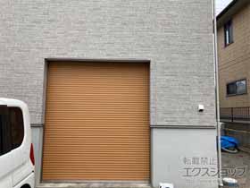 のガレージシャッター ガレージシャッタークワトロ 電動式 内部付タイプ 木目調 施工例