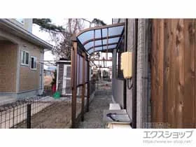 Value Selectのテラス屋根 プレシオステラスII R型 テラスタイプ 単体 積雪～20cm対応＋前面パネル＋吊り下げ式固定物干し 施工例