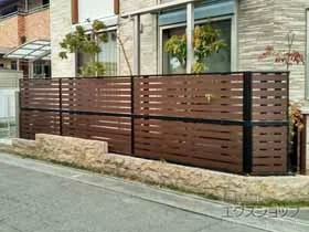 Value Selectのフェンス・柵・塀 モクアルフェンス 横板タイプ 2段支柱 自立建て用（パネル2段） 施工例