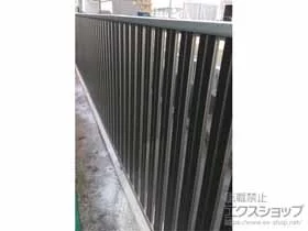 YKKAPのフェンス・柵・塀 ルシアスフェンスF03型 たて半目隠し 木調カラー 自由柱施工 施工例