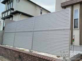 のフェンス・柵 ミエーネフェンス 目隠しルーバータイプ 2段支柱 自立建て用 施工例