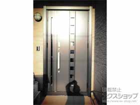 の玄関ドア リシェント玄関ドア3 断熱K4仕様 親子仕様(ランマ無)外観右吊元 M28型 ※カザスプラス仕様 施工例