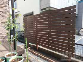のフェンス・柵 ルシアスフェンスH02型 横板格子 木調カラー 2段支柱 自立建て用 施工例