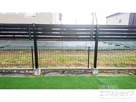 のフェンス・柵 ルシアスフェンスF04型 横板 木目カラー 上段のみ設置 自立建て用 施工例