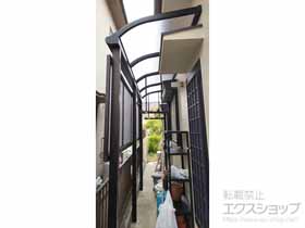 のテラス屋根 ソラリア R型 テラスタイプ 単体 積雪〜20cm対応＋吊り下げ式固定物干し 標準タイプ　長さロング2本入り×1セット＋ 前面パネル*1段 施工例