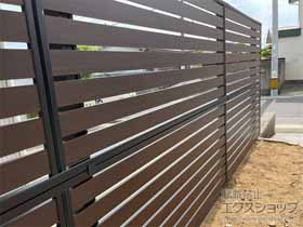 のフェンス・柵 モクアルフェンス 横板タイプ 2段支柱 自立建て用 施工例