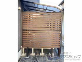 のフェンス・柵 ルシアスフェンスF04型 横半目隠し 複合カラー 2段支柱 自立建て用（パネル2段） 施工例