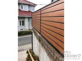 のフェンス・柵 モクアルフェンス 目隠しタイプ 2段支柱 自立建て用（パネル1段） 施工例