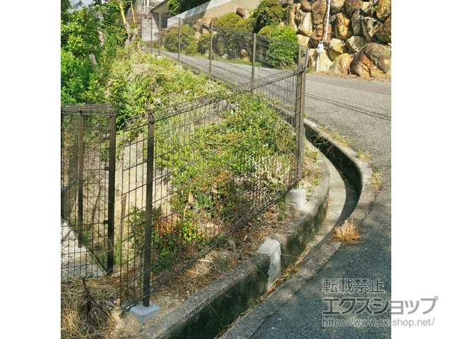 LIXIL(リクシル)のフェンス・柵・塀 ハイグリッドフェンスN8型 (傾斜地用) フリーポールタイプ 施工例