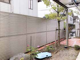 のフェンス・柵 ミエーネフェンス 目隠しルーバータイプ 2段支柱 自立建て用 施工例