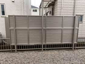 のフェンス・柵 ミエーネフェンス 目隠しルーバータイプ 2段支柱 自立建て用（パネル2段） 施工例
