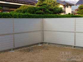 のフェンス・柵 ミエーネフェンス 目隠しルーバータイプ 2段支柱 自立建て用 施工例