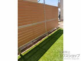 のフェンス・柵 ルシアスフェンスF02型 横目隠し 木調カラー 2段支柱 自立建て用 施工例
