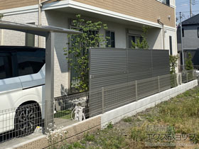 のフェンス・柵 ミエーネフェンス 目隠しルーバータイプ 2段支柱 自立建て用（パネル2段） 施工例