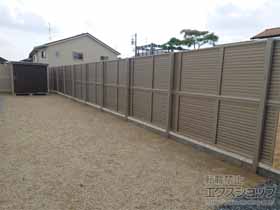 のフェンス・柵 ミエーネフェンス 目隠しルーバータイプ 2段支柱 自立建て用 施工例