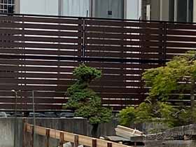のフェンス・柵 モクアルフェンス 横板タイプ 2段支柱 自立建て用 施工例