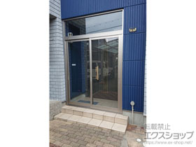 の風除室 ツインガードIII Iタイプ 縦枠加工あり 横材見込69 ランマ付 屋根無し 施工例