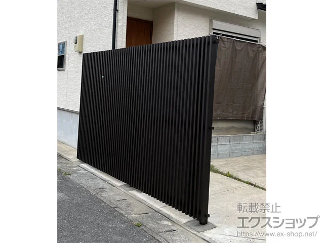 YKKAPのフェンス・柵・塀 ルシアス スクリーンフェンスS02型 木調色 自由柱施工 施工例