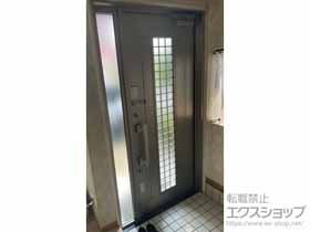 の玄関ドア リシェント玄関ドア3 アルミ仕様 片袖仕様(ランマ無)外観左吊元 C20N型 ※手動仕様+下枠段差緩和材／スペーサーセット（13mm・17mm） 施工例