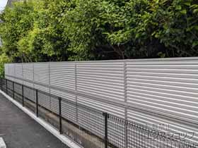 のフェンス・柵 ミエーネフェンス 目隠しルーバータイプ 2段支柱 自立建て用 施工例